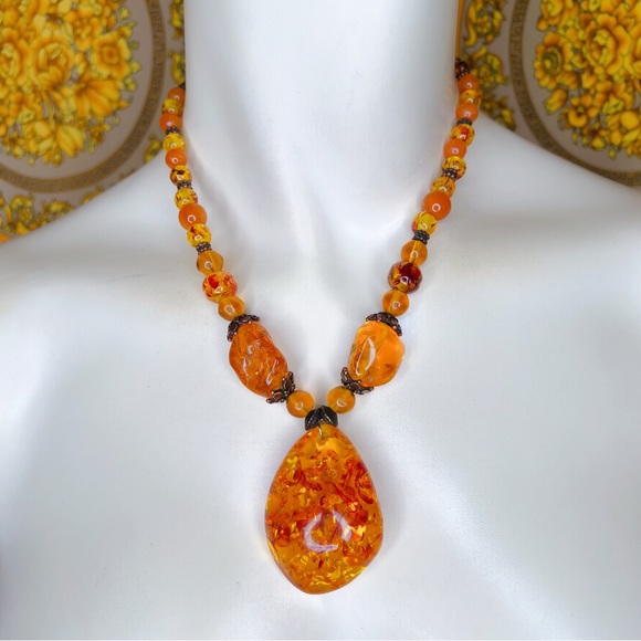 ❌ SOLD ❌ Neiman Marcus lucite amber 16” necklace 💛 - Picture 2 of 5